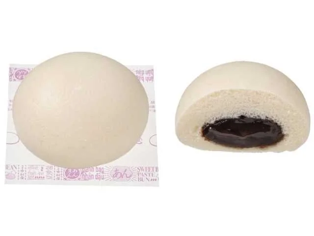 白い生地の中華まんと、割って黒っぽいあんが見える断面