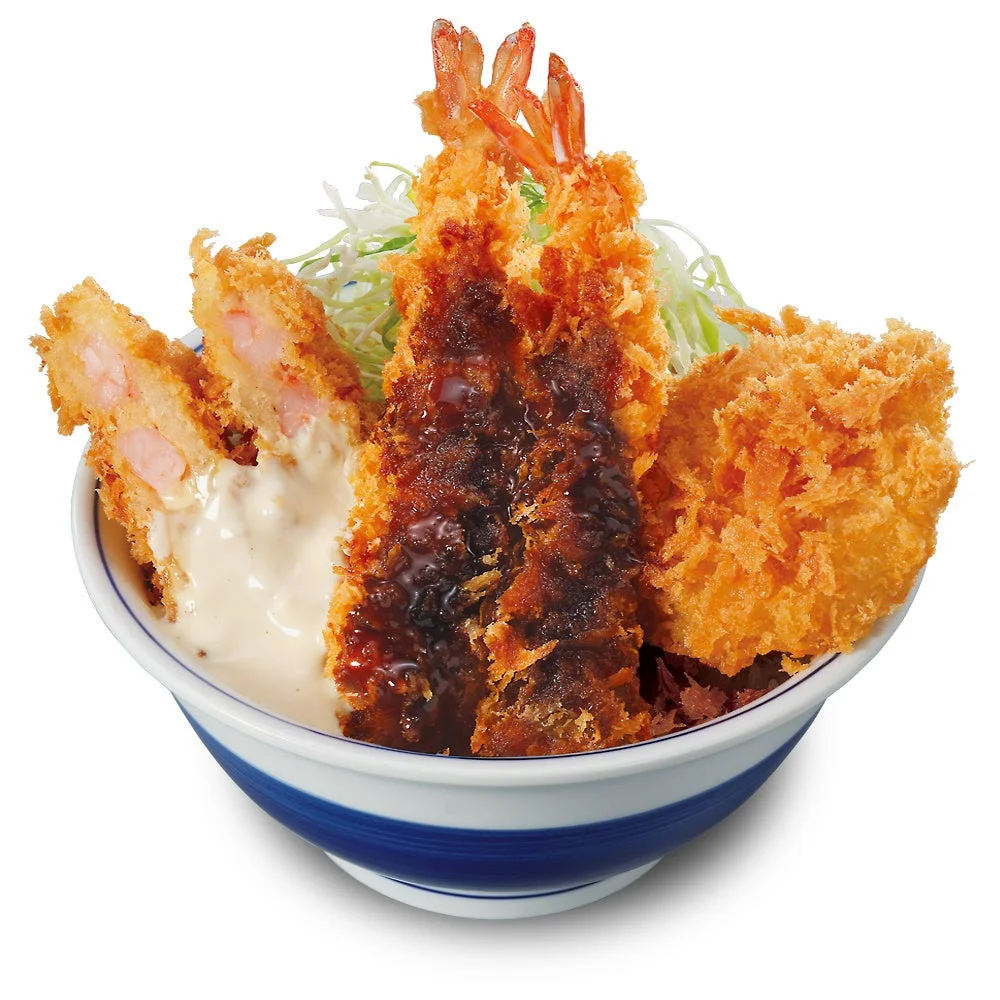 海老トリプル丼。海老カツ、エビフライ、クリームコロッケが丼に盛られている