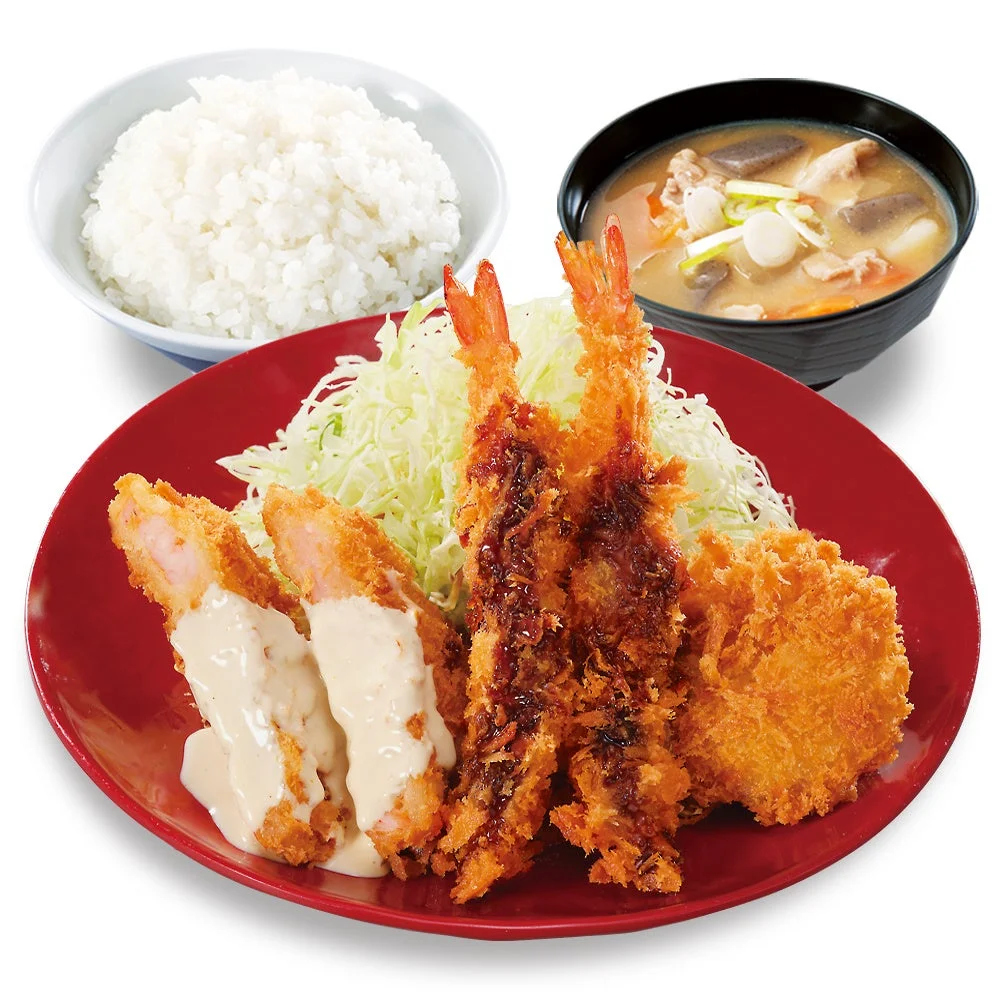海老トリプル定食。海老カツ、エビフライ2本、コロッケにご飯と汁物