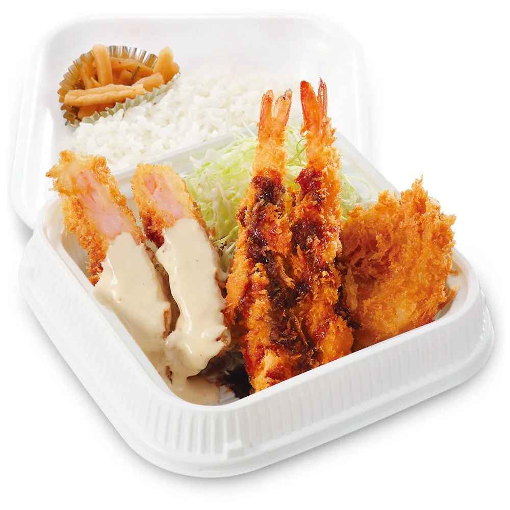 海老トリプル弁当。海老カツ、エビフライ2本、コロッケ、白飯と漬物入り