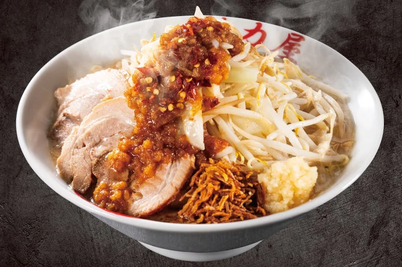 にんにく背脂鶏白湯Gのラーメン。もやし、チャーシュー、にんにく、フライドオニオン