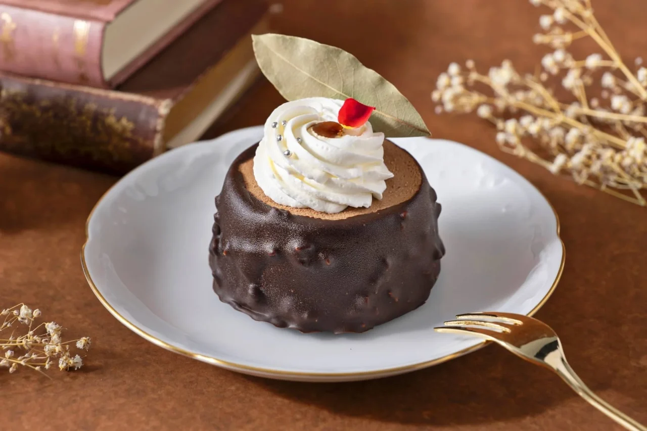 ラムバナナのショコラ・ポワン。チョコ衣にホイップとアラザンを飾った一皿