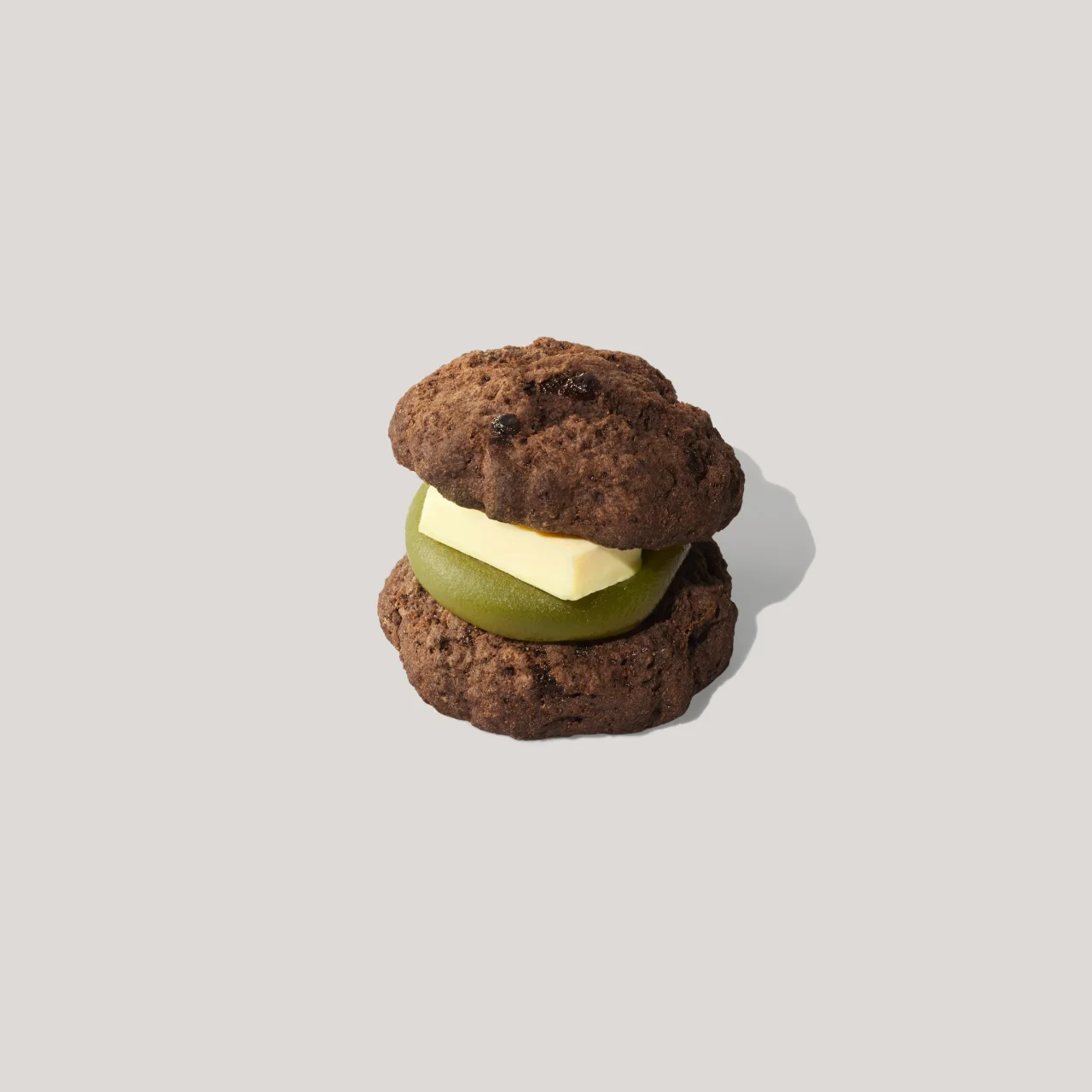 黒いチョコスコーン生地に抹茶あんとバターを挟んだ抹茶あんバター チョコスコーンサンド