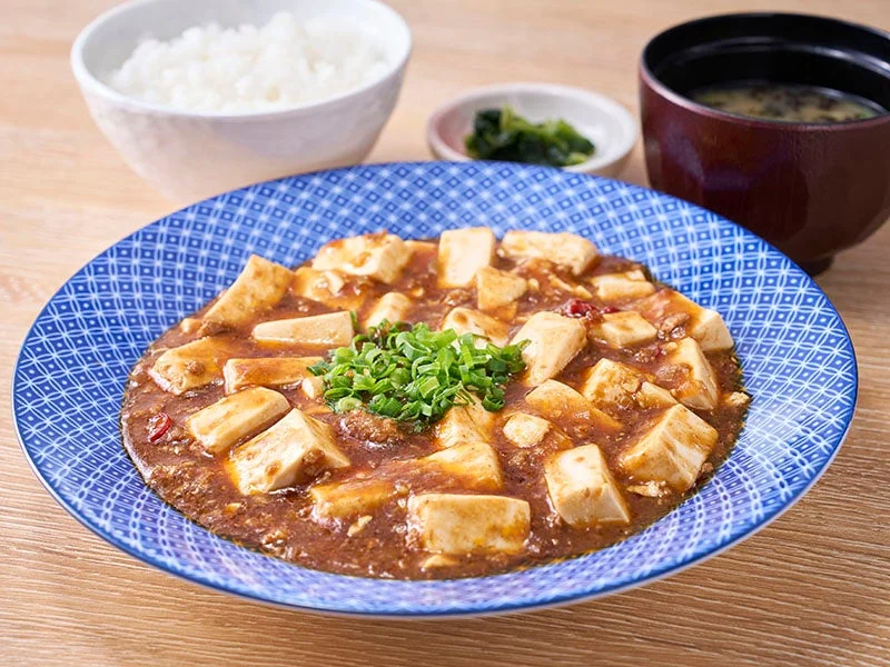 たっぷり豆腐の四川麻婆豆腐定食。ご飯と小鉢、汁物が付く