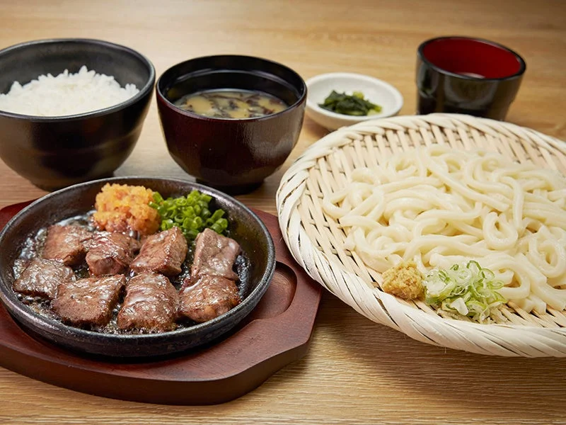 サイコロステーキともりうどん定食。鉄板のステーキ、ざるのうどん、ご飯、味噌汁