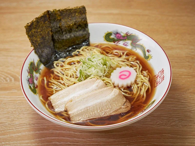 昭和の中華そば。海苔、チャーシュー、ナルト、ねぎがのった醤油スープの麺