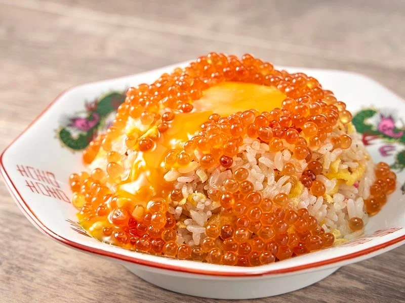 いくら焼き飯。中央に黄身をのせ、いくらを盛った焼き飯の皿