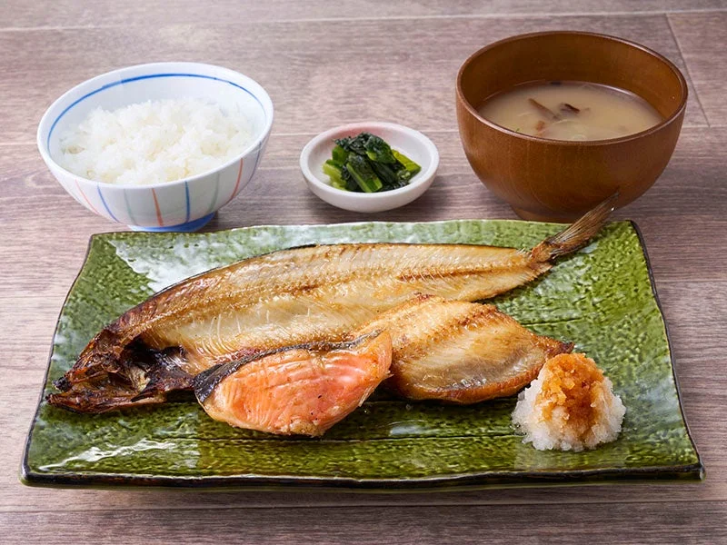 湊や三種食べくらべ定食。焼き魚にご飯、小鉢、味噌汁、大根おろし