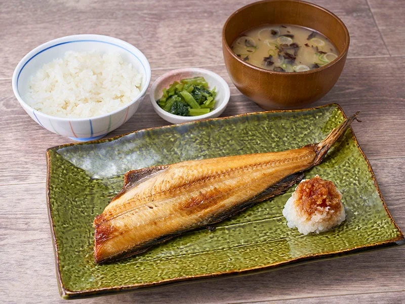 縞ほっけの一夜干し定食(半身)。焼き魚にご飯、味噌汁、小鉢、大根おろし