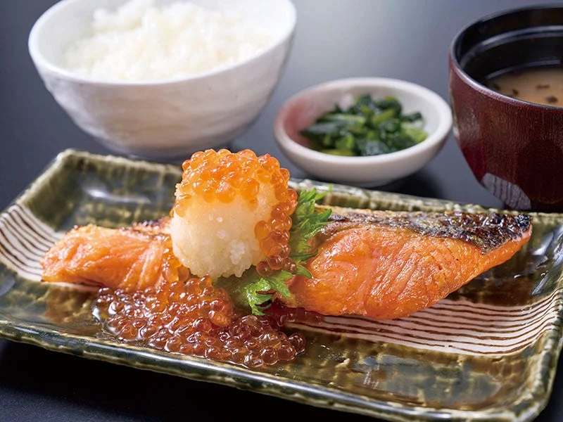厚切り銀鮭のいくら盛り定食。大根おろしといくらを載せた焼き鮭