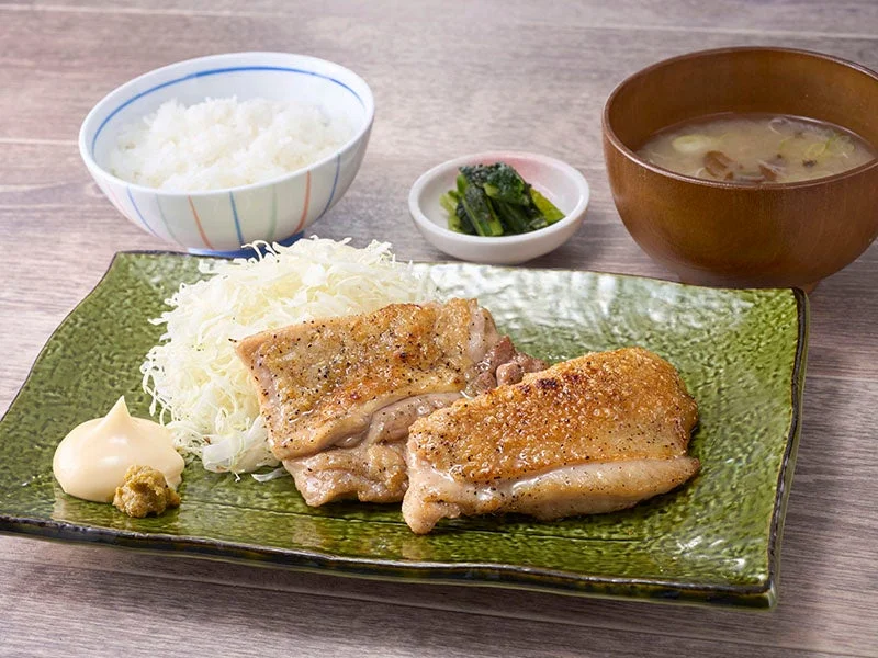 鶏もも肉の岩塩焼き定食。千切りキャベツ、ご飯、小鉢、味噌汁付き