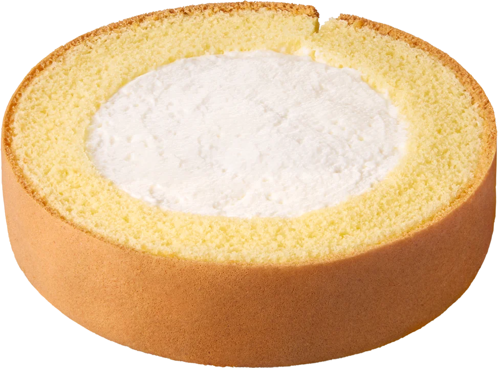 生クリームロールケーキの断面。黄色いスポンジ生地に白いクリーム