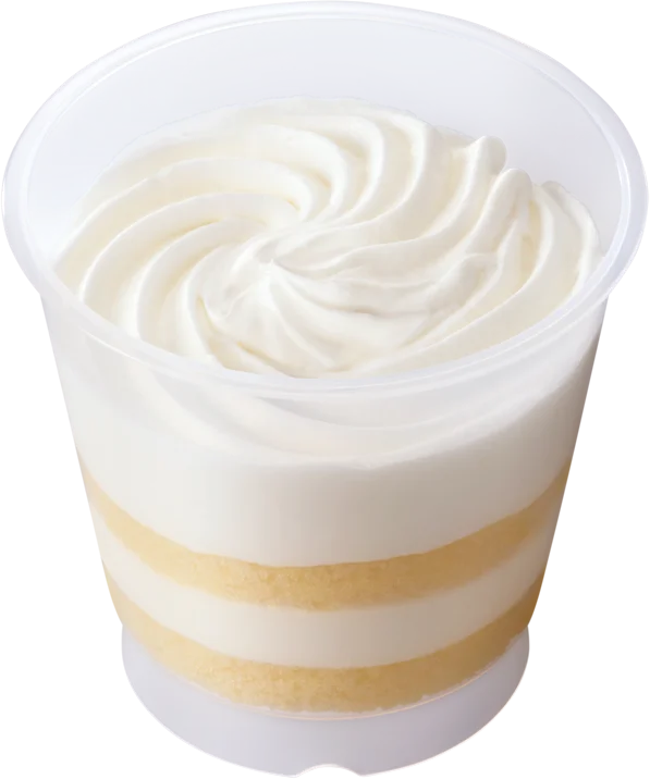 ほぼクリームのケーキ。透明カップにホイップクリームとスポンジの層