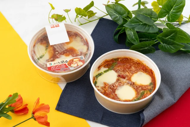 スープに沼る のび～るチーズのトマトスープパスタの容器入りと中身