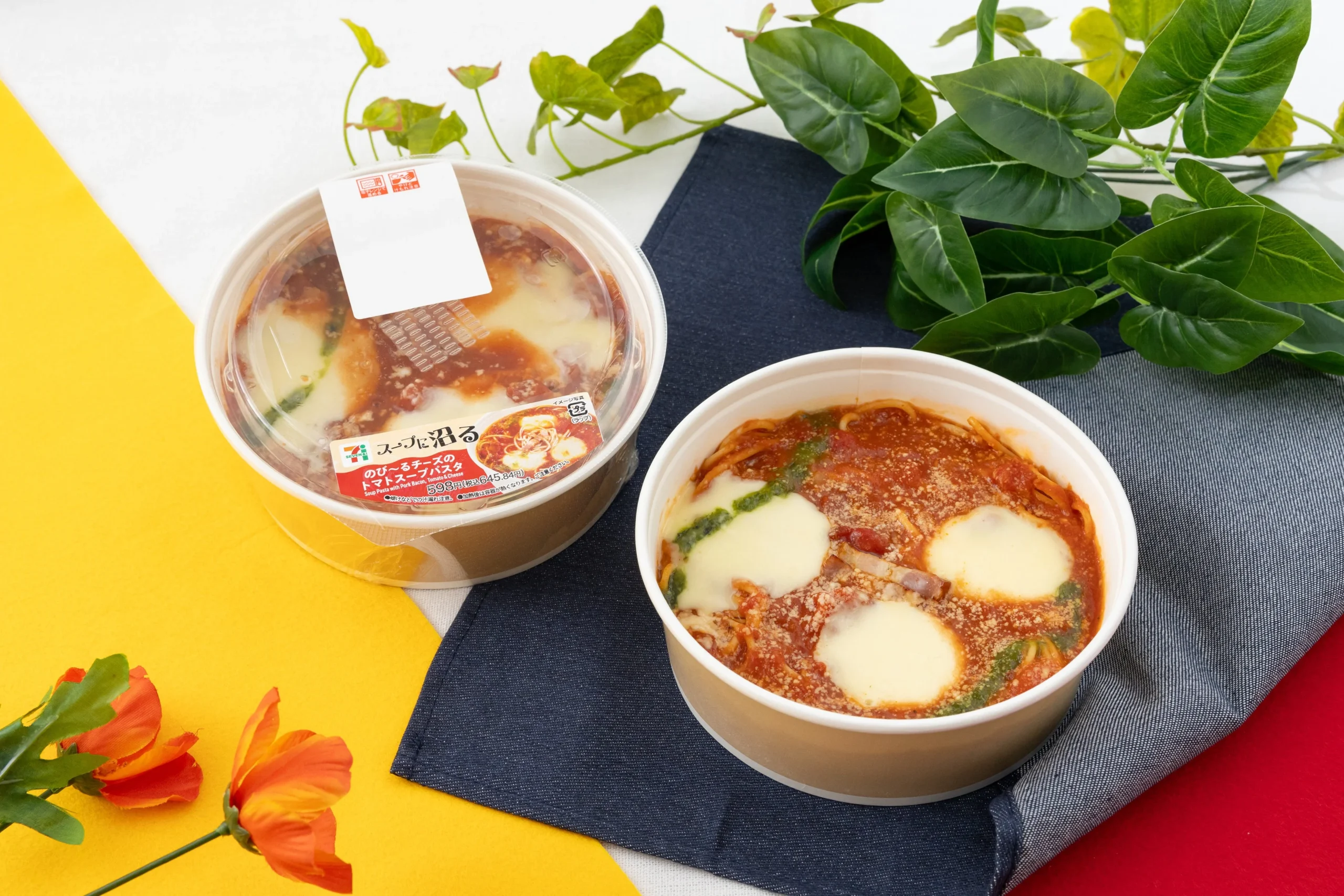 スープに沼る のび~るチーズのトマトスープパスタの容器入りと中身
