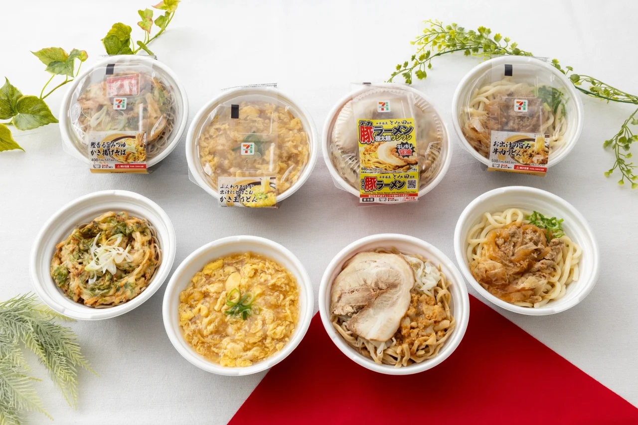 セブン‐イレブンの温かい麺類のパック4個と器に盛った4品が並ぶ