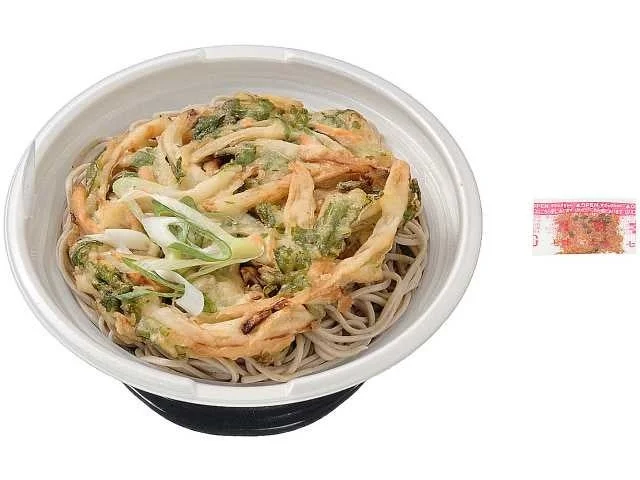 かき揚げとねぎがのったそばの容器入り商品と小袋