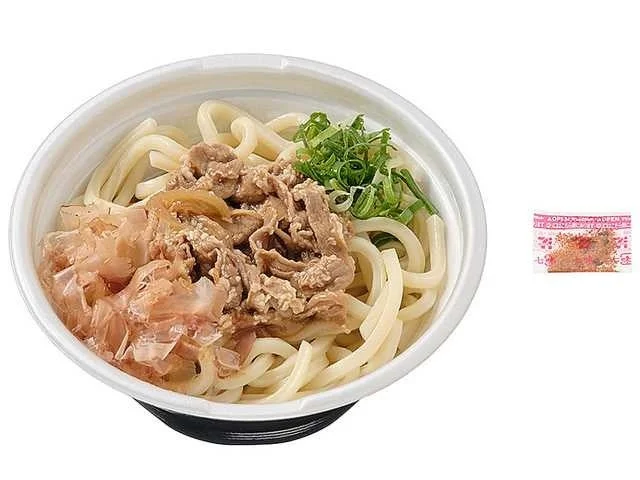 牛肉とねぎ、かつお節がのったうどんの容器と小袋