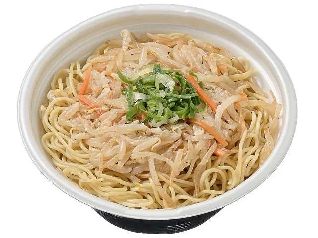 白い容器に入った麺に、もやしと人参、ねぎをのせた温かい麺商品