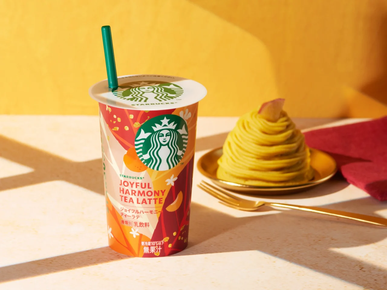ジョイフルハーモニーティーラテのカップとスイートポテトモンブラン