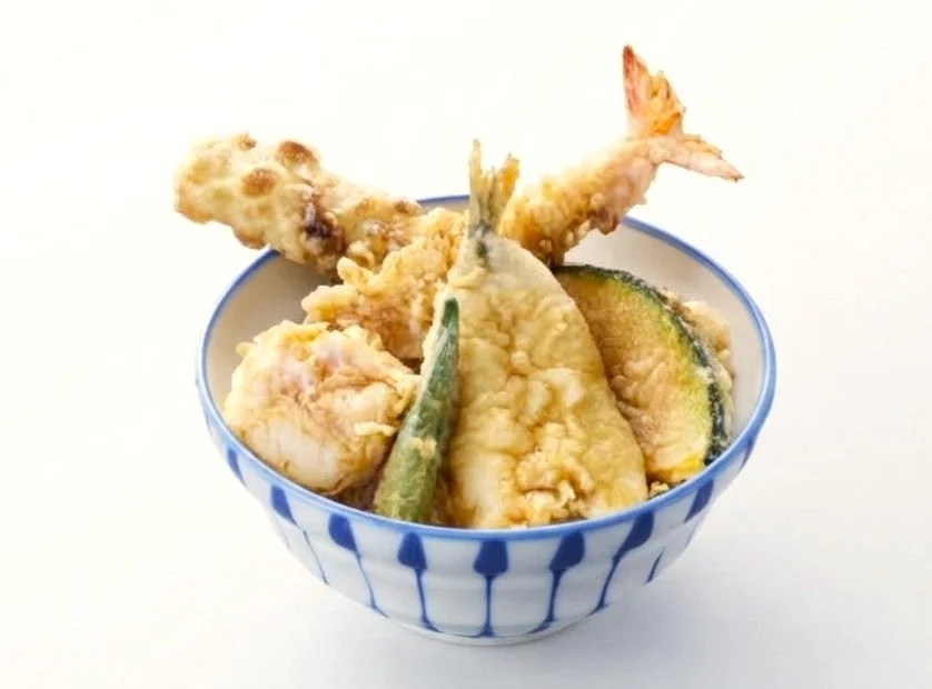 ちく玉大海老天丼。青い模様の丼に海老や野菜などの天ぷらが盛られている