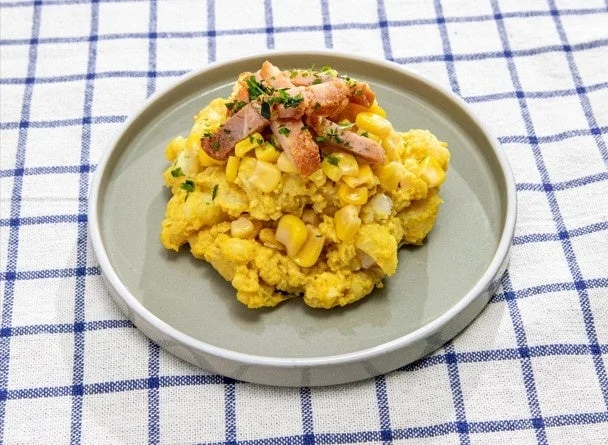 青森を旅する 味噌カレー牛乳ポテサラ。皿に盛った黄色いポテサラ