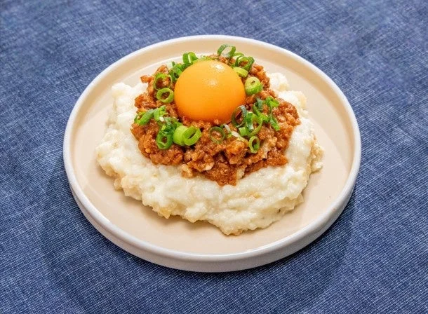 愛知を旅する 台湾ミンチ風ポテサラ。肉味噌と卵黄、ねぎをのせた皿