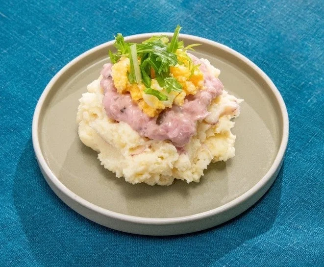 関西を旅する しば漬けタルタルポテサラ。ピンクのソースと卵、青菜をのせた盛り付け