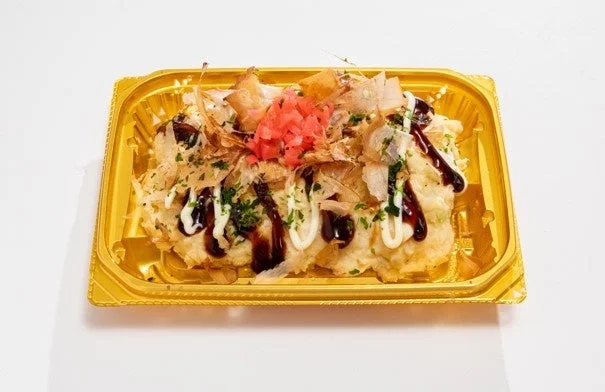 関西を旅する お好み焼き風ポテサラ。金色の容器にかつお節やソースが載る