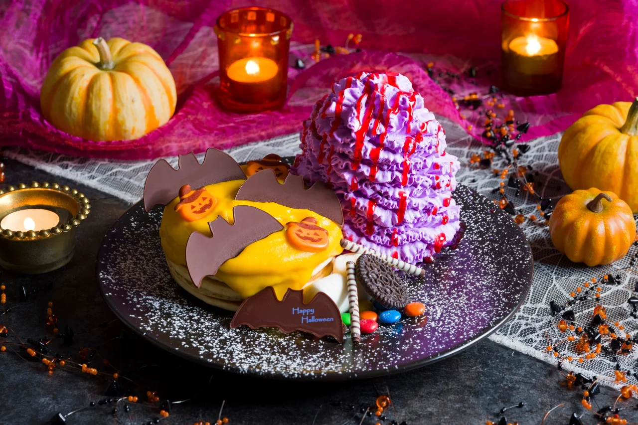 ブラディ・ハロウィンパンケーキ。コウモリ形チョコと紫のホイップ