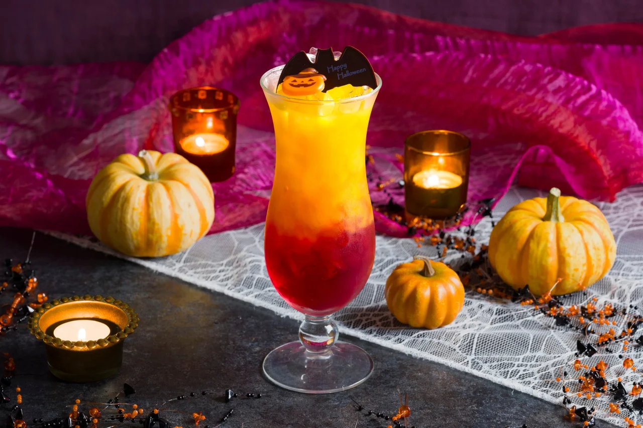 ハロウィンドリンク(イートイン)。黄色から赤のグラデーションのグラスとかぼちゃ