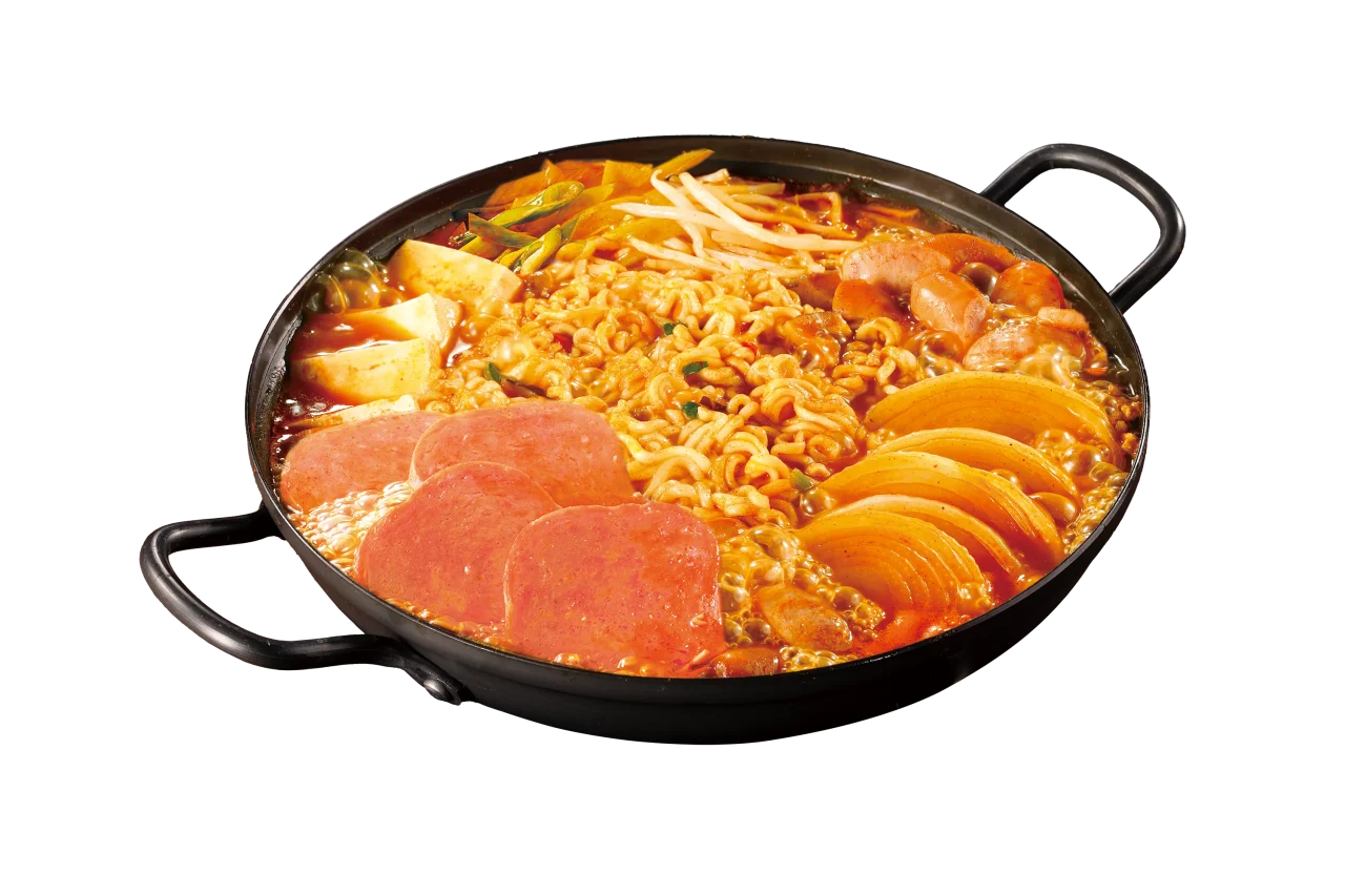黒い鍋で煮込んだプデチゲ。ランチョンミートやラーメン、野菜入り