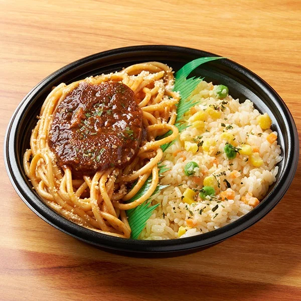 ボロネーゼ&ピラフ。黒い容器にパスタとミックスベジタブル入りピラフが盛られている