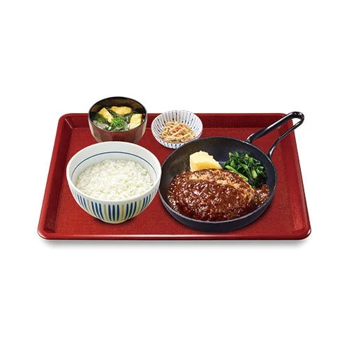 和風デミハンバーグ定食。ごはん、みそ汁、小鉢が赤いお盆に載る