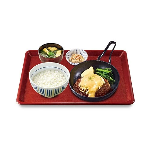 とろ~りチーズ和風デミハンバーグ定食。ごはん、みそ汁、小鉢が赤いトレーにのる