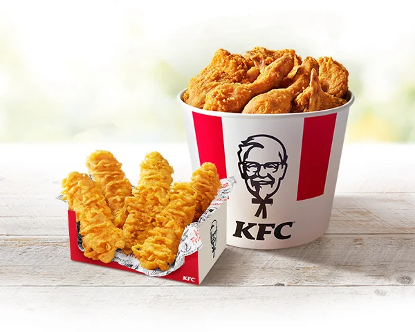 デリバリーの日パック。KFCバケットのオリジナルチキンとカーネルクリスピー