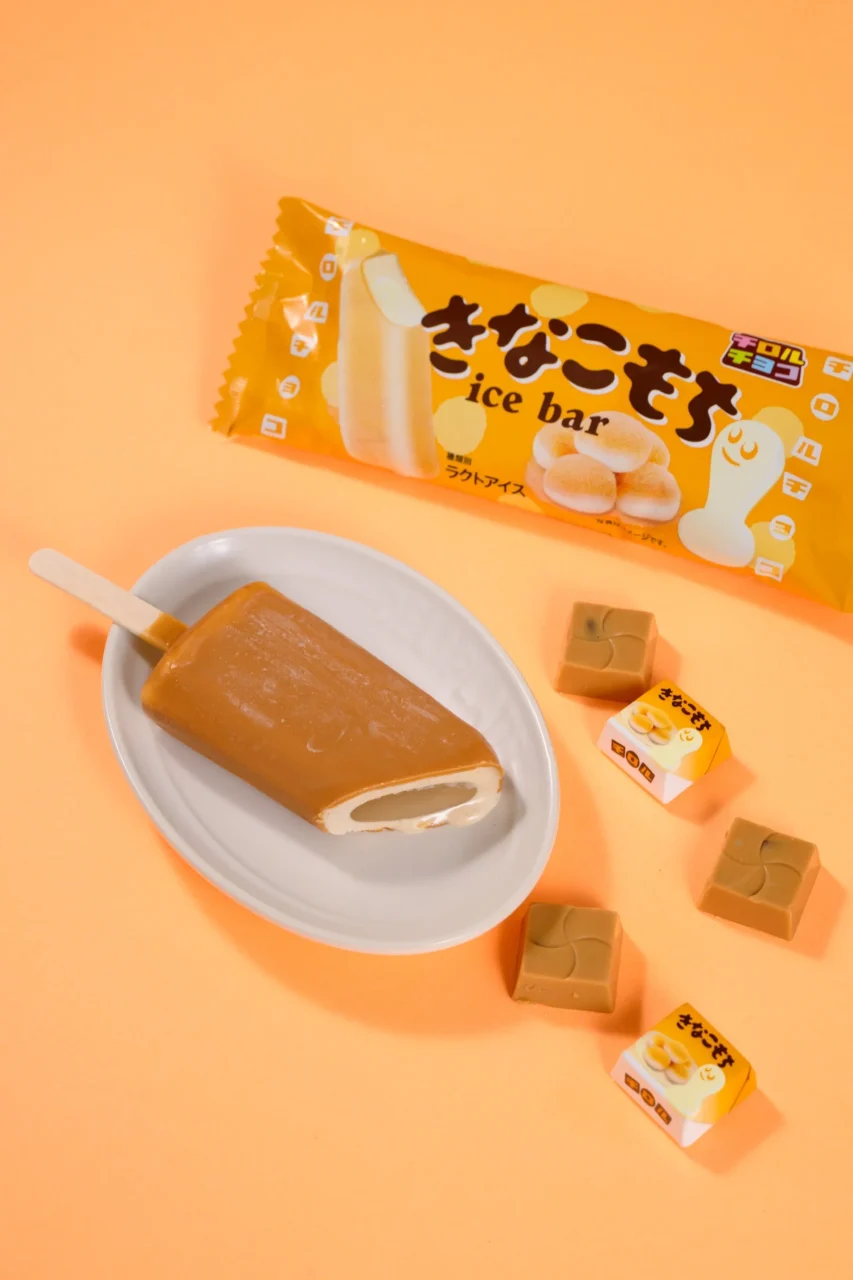 チロルチョコきなこもちアイスバーの袋と皿に載った個包装なしのバー、チロルチョコ