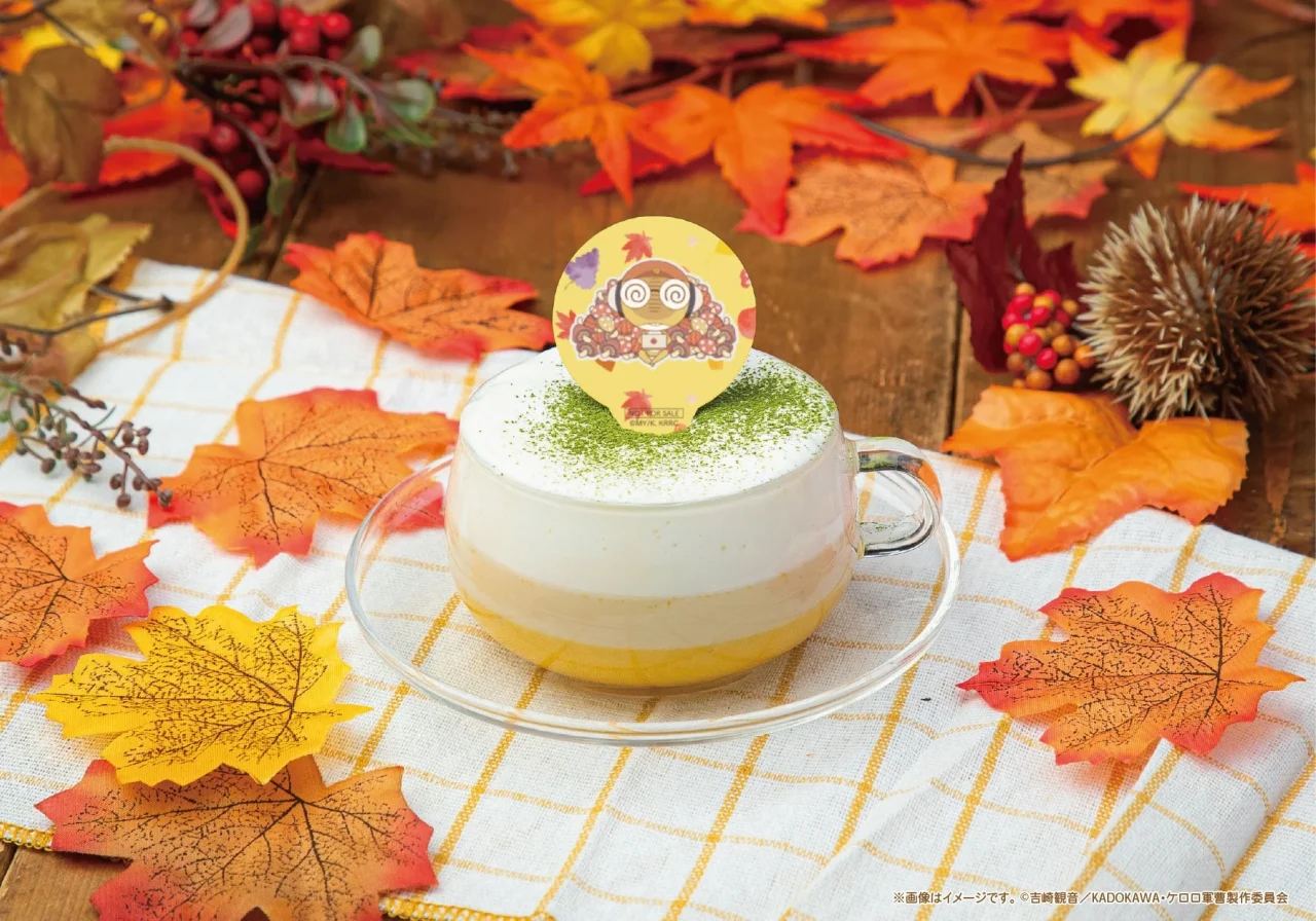 クルル曹長のホットパンプキンラテ。抹茶パウダーをのせたホイップとキャラのピック