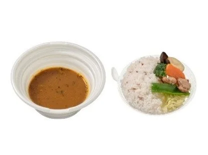スープカレーのスープ容器と、ご飯・鶏肉・野菜が入った容器