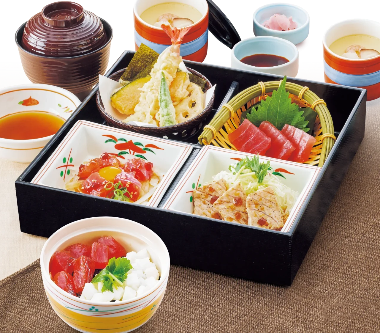 鮪づくし御膳。天ぷら、鮪のお刺身、ステーキ、ユッケ風、鮪丼が並ぶ