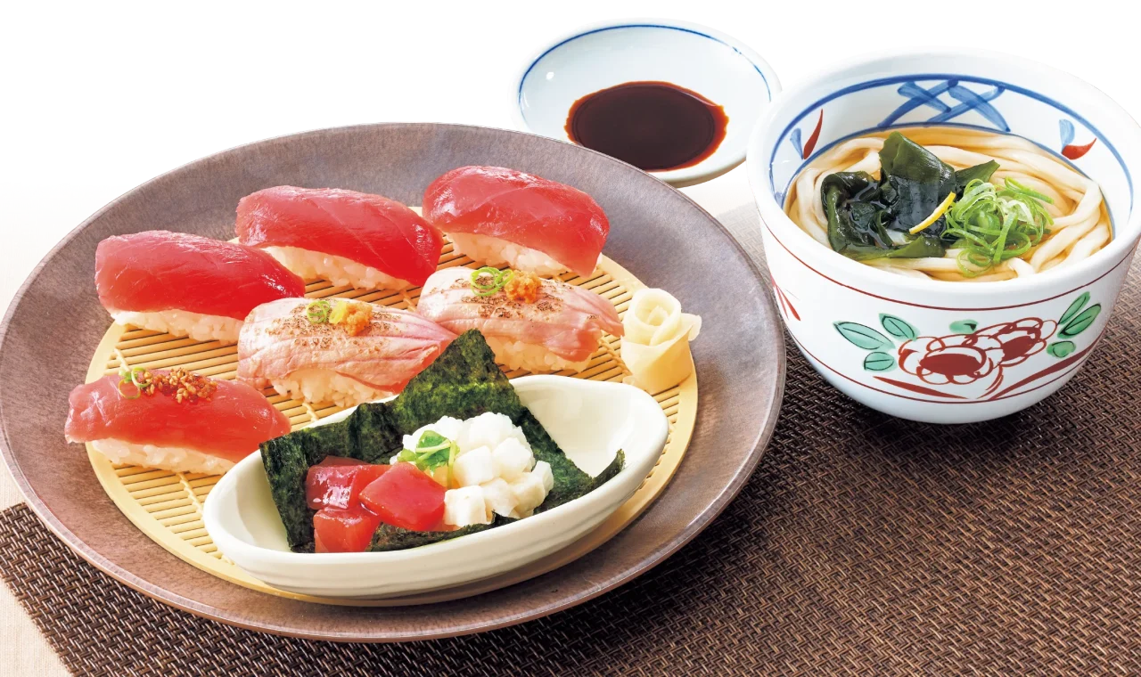 鮪にぎり盛り合わせセット。鮪の握りと手巻き寿司、小うどん付き