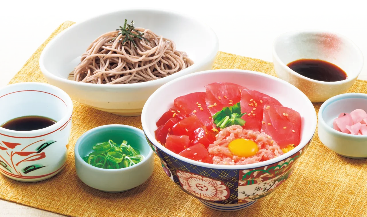 鮪三種丼セット。鮪の丼にそば、薬味、しょうゆ、ガリが付く