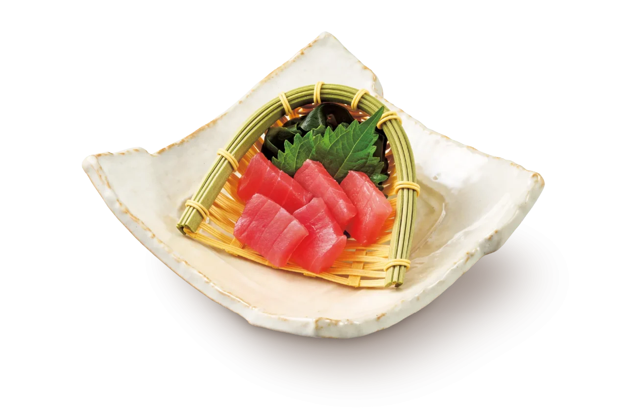 鮪のお造り(5切)。竹かごに大葉と赤身の鮪を盛り付けた皿