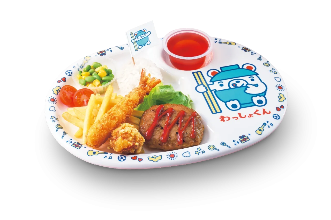 おこさまランチ。エビフライ、ハンバーグ、唐揚げ、ポテトを盛った皿