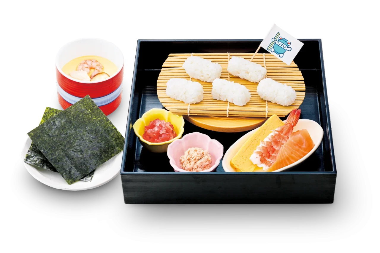 いたまえすしセット。シャリ、海苔、ネタ、茶碗蒸しが黒い盆に並ぶ