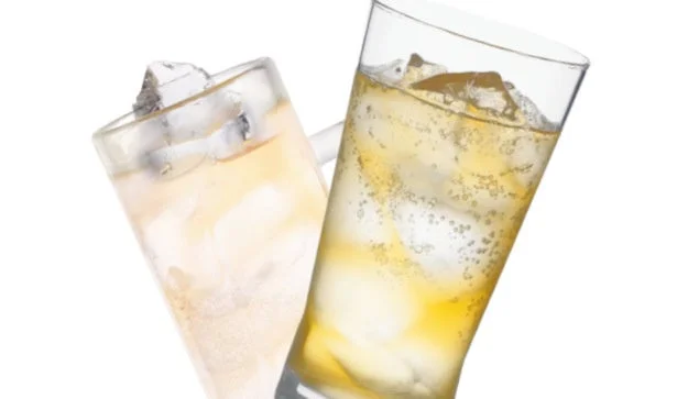 氷入りの炭酸のアルコールドリンクが入った2つのグラス