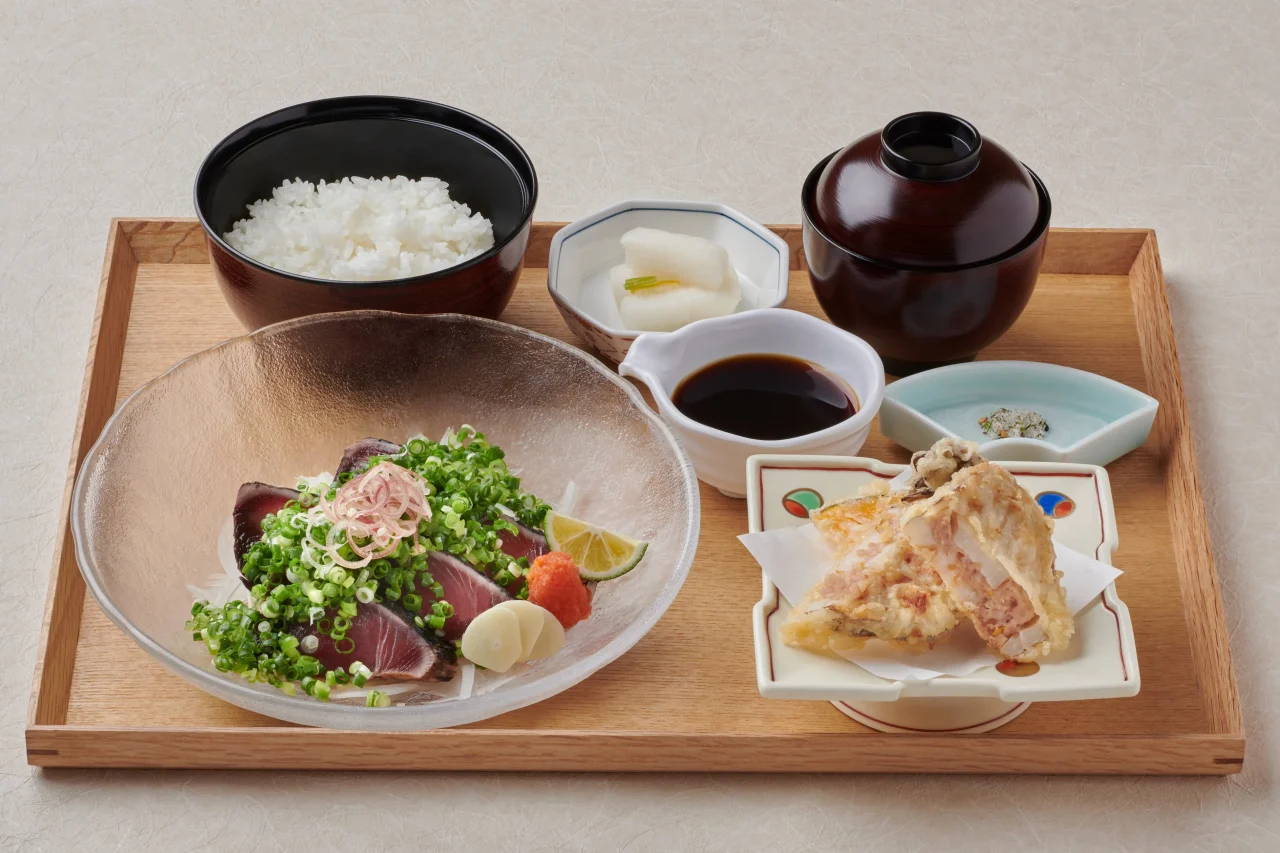 ワラ焼き龍馬タタキ定食。鰹タタキ、ご飯、汁物、天ぷらを木製トレーに並べた様子