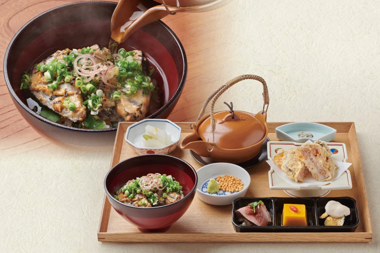 龍馬タタキ炙り胡麻茶漬け定食。ネギをのせた茶漬けに出汁を注ぐ様子と小鉢