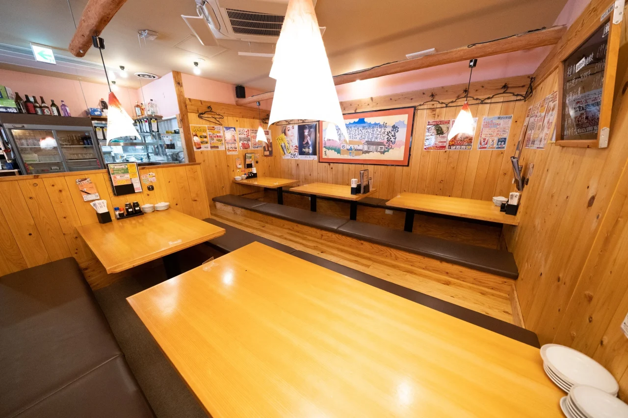 や台ずし内観。木目のテーブル席と座敷席が並ぶ店内