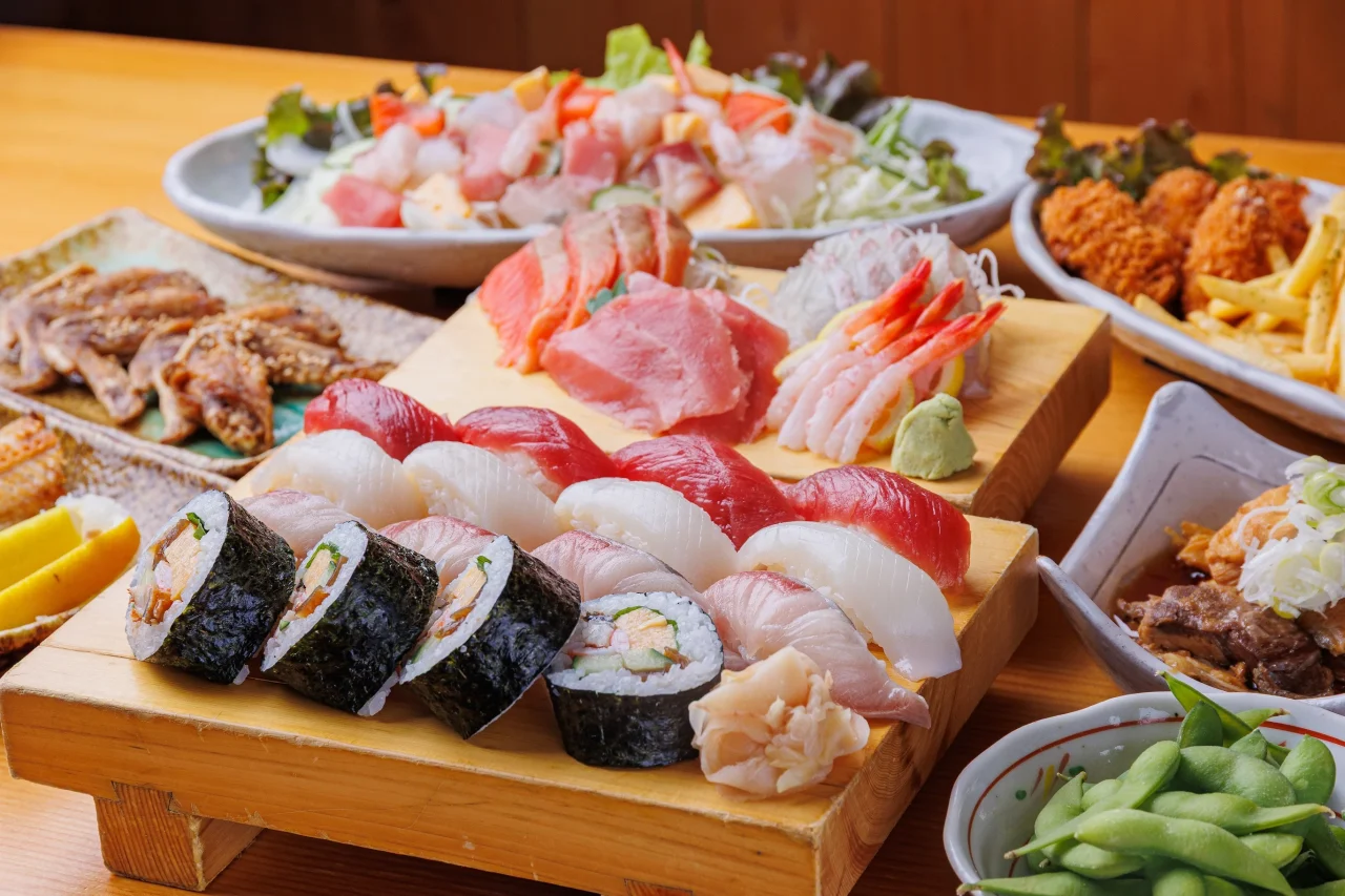や台ずし料理。握り寿司と巻き寿司、刺身盛り、揚げ物などが並ぶ